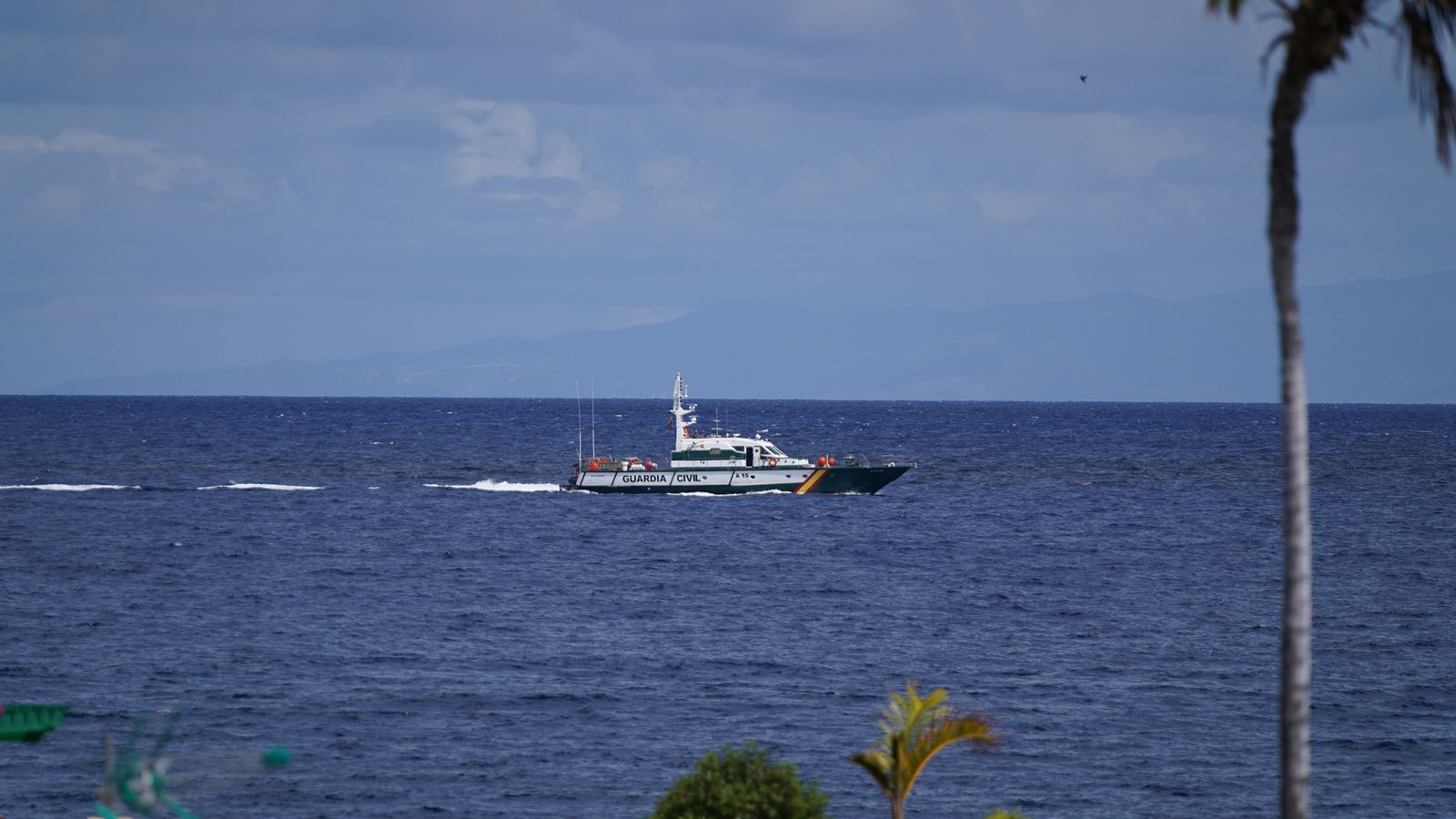 Una embarcació de la Guàrdia Civil participa en el dispositiu de cerca de les xiquetes
