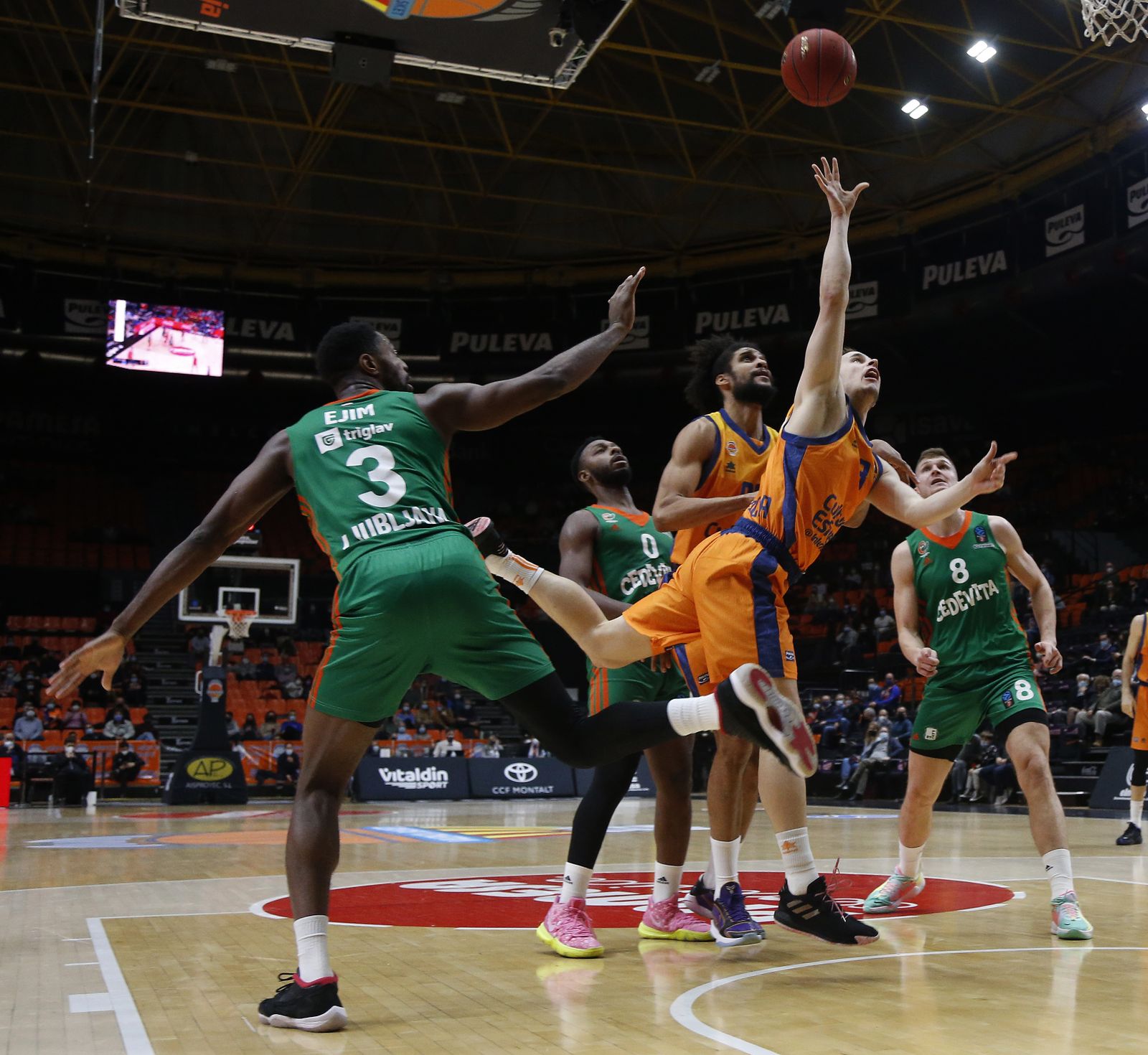 Llançament de l'escorta eslové, Klemen Prepelic, en el partit contra el Cedevita Olimpija
