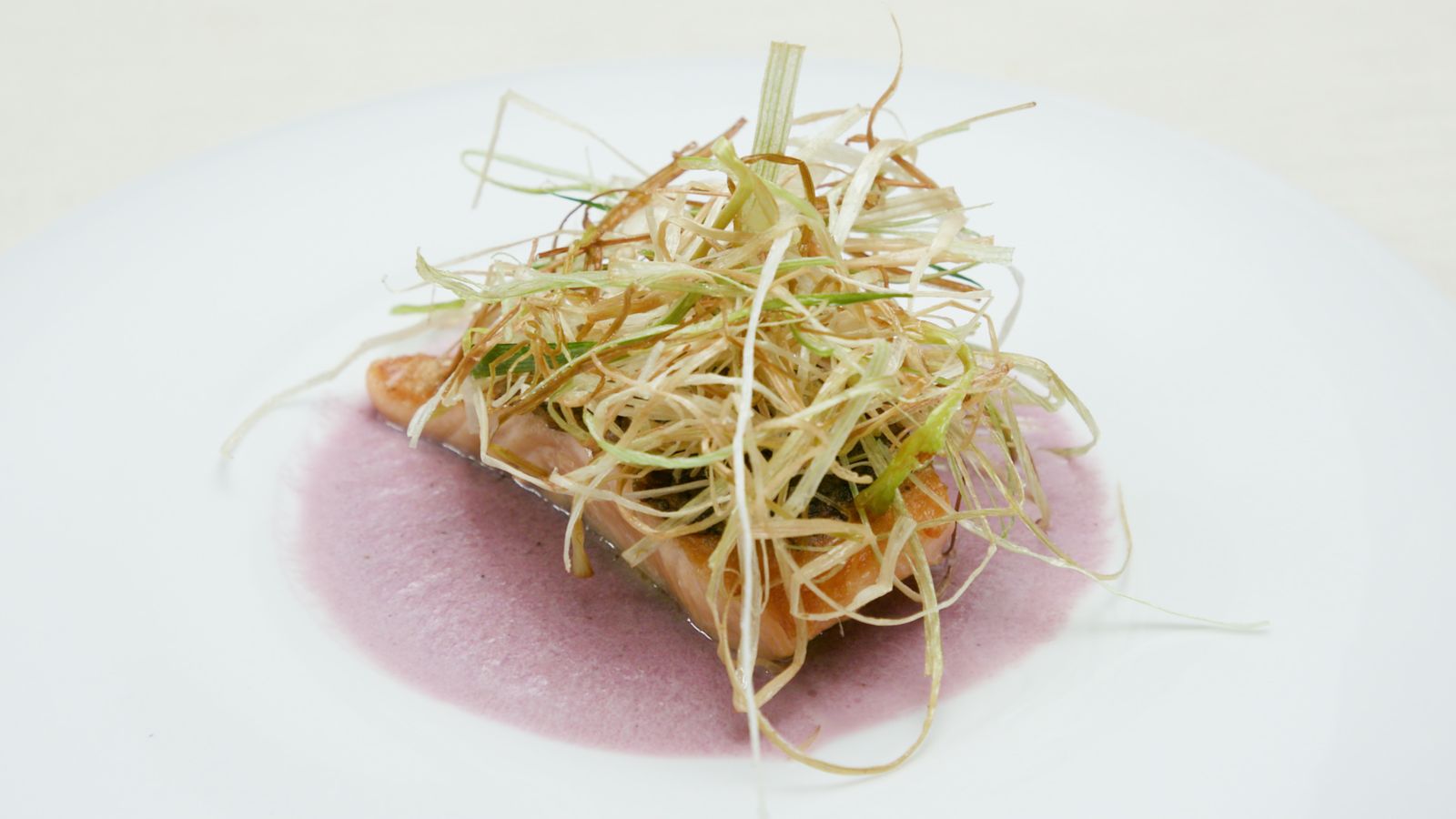 Salmó amb crema de llombarda i pera