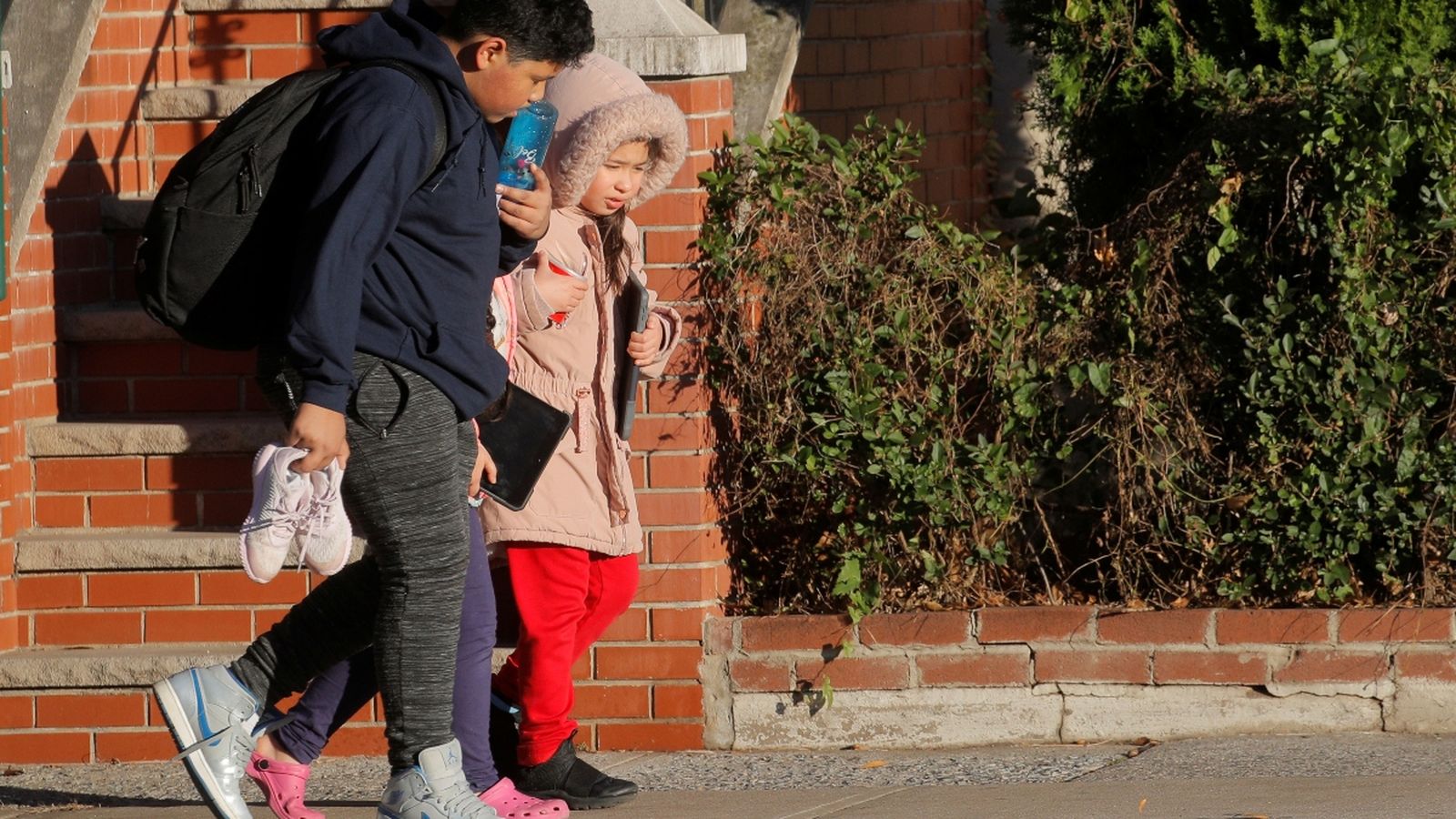 Dos estudiants ixen aquest dimecres d'una escola de Nova York, als Estats Units