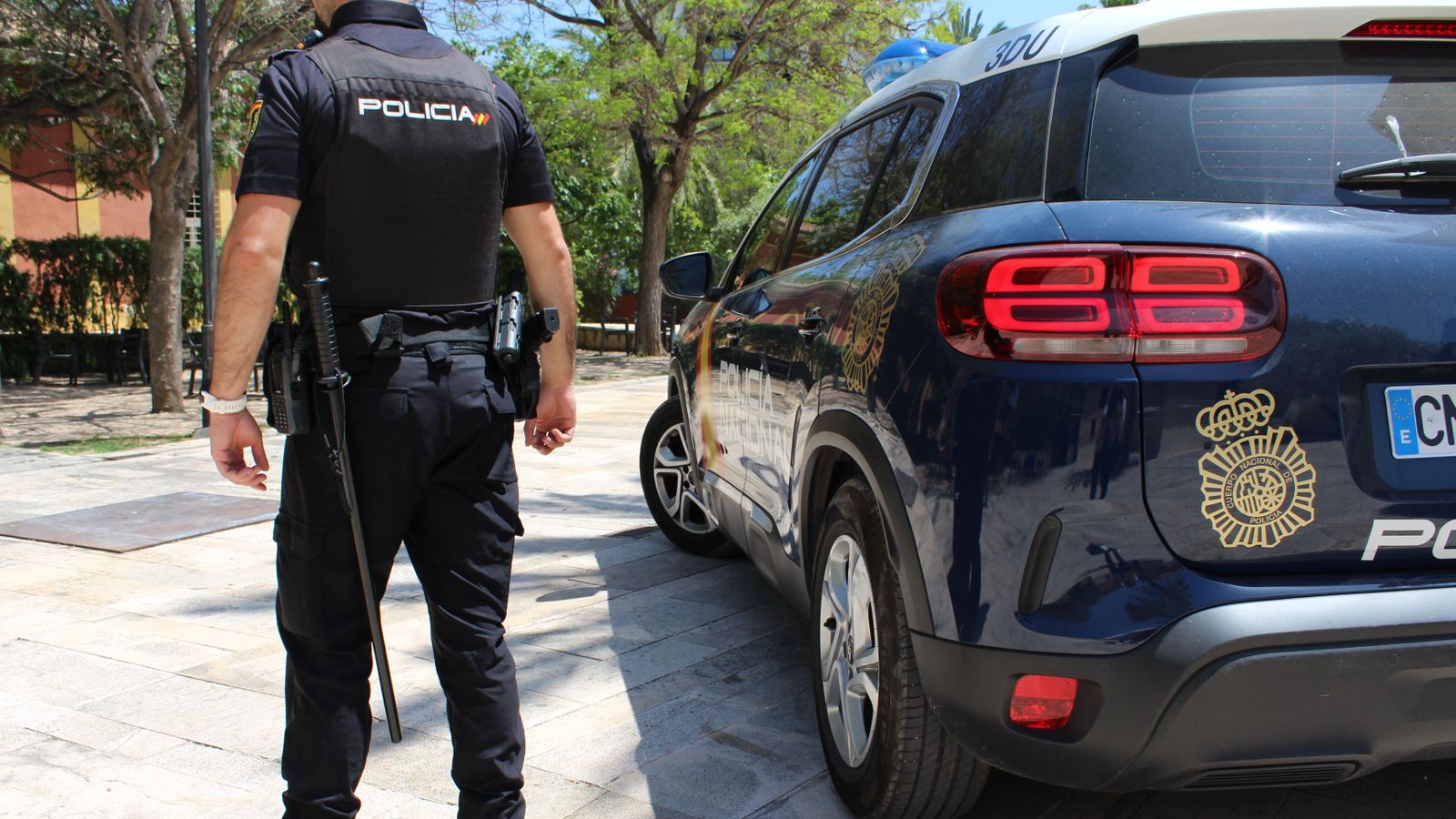 Imatge d'un dels agents que ha participat en el rescat del menor