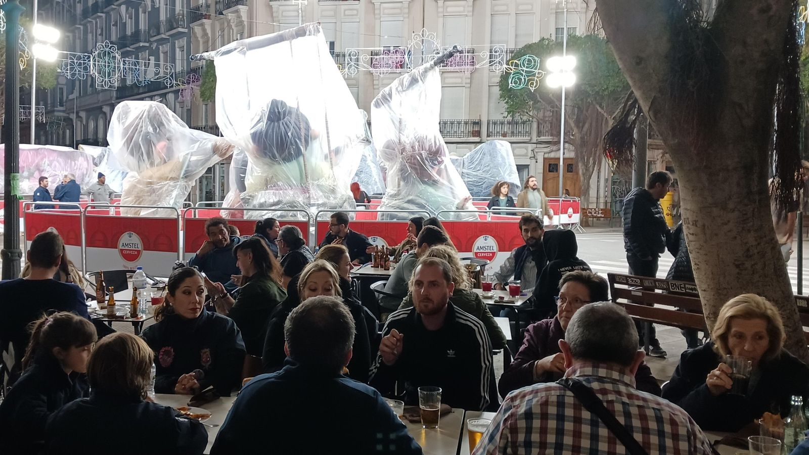 Terrassa d'un bar del barri de Russafa, a València, en Falles