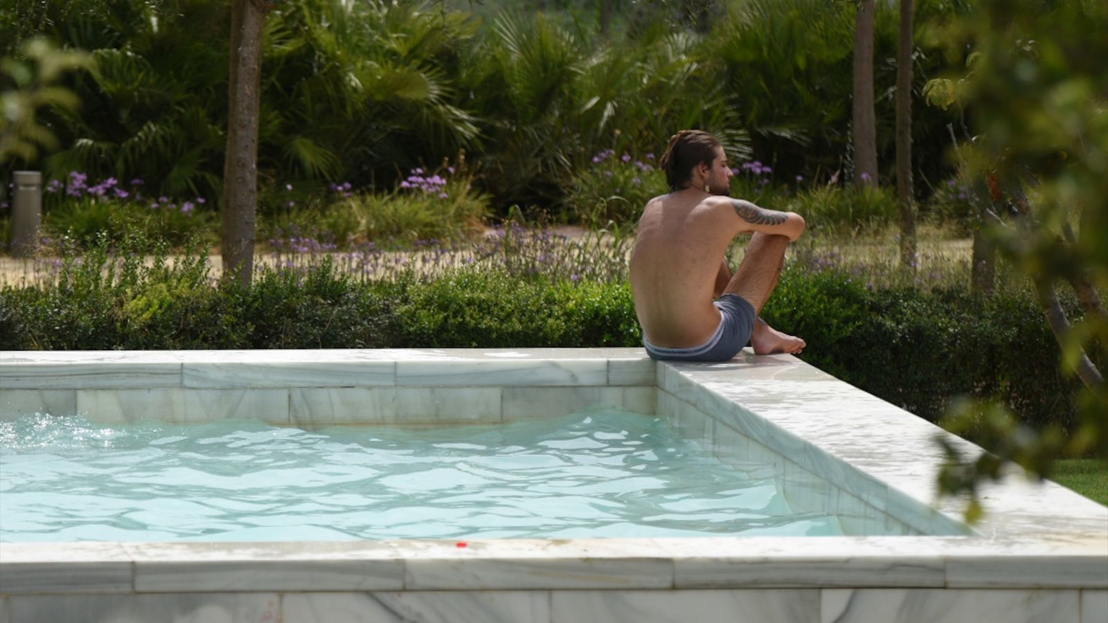 Un jove descansa a una font del Parc Central de València