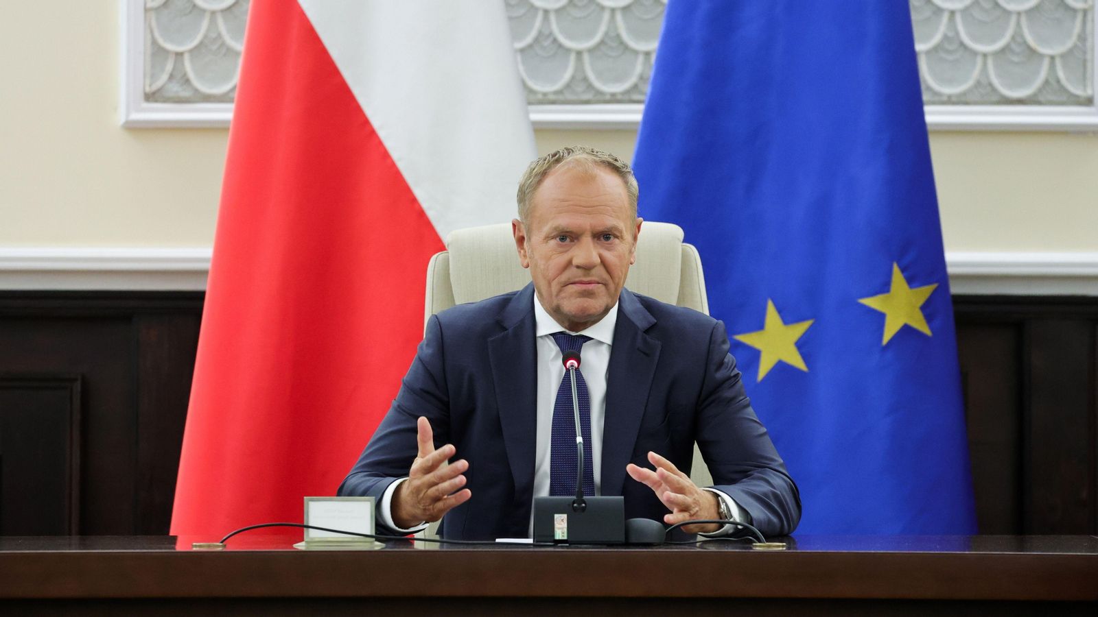 El primer ministre polonés, Donald Tusk, en la reunió extraordinària del govern a Varsòvia després de la violació de l’espai aeri per drons russos
