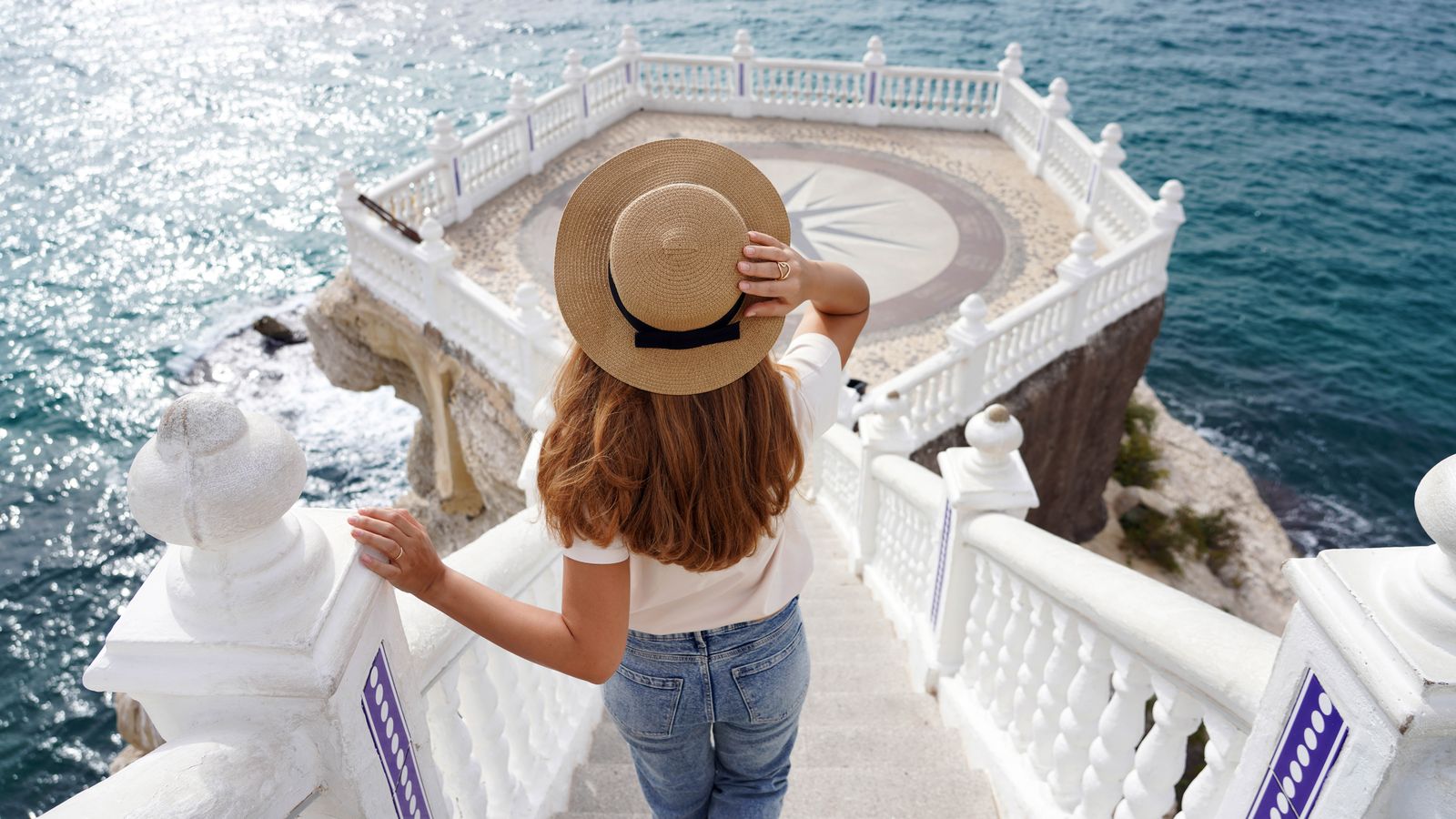 Imatge d'arxiu d'una dona en el Balcó Mediterrani a Benidorm