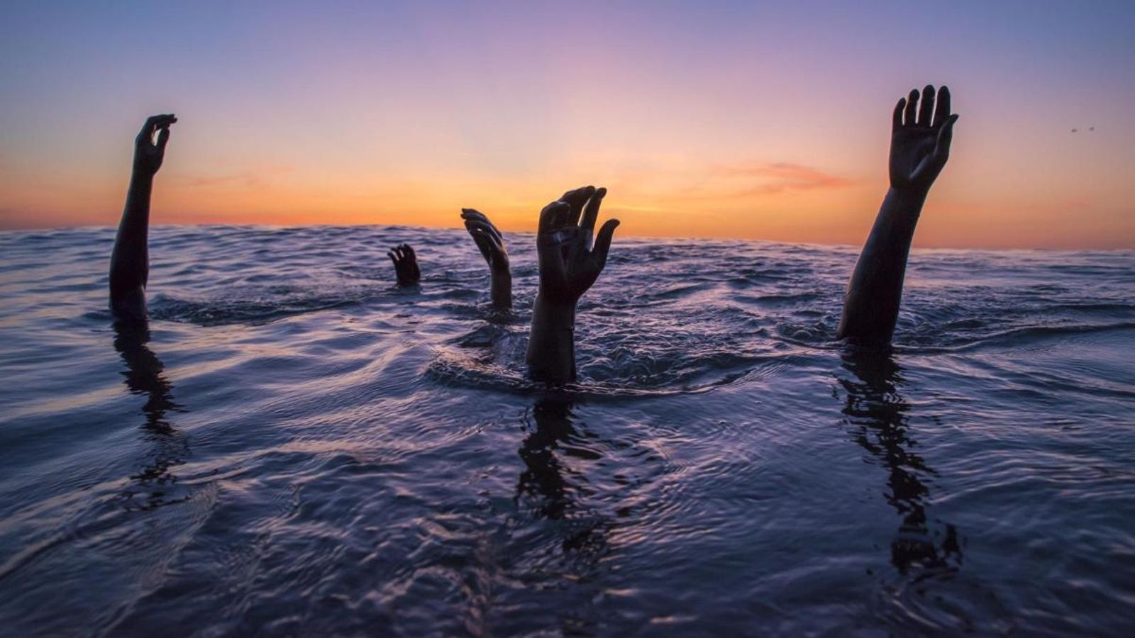 Cinc braços han demanat auxili des de la mar durant algunes hores.