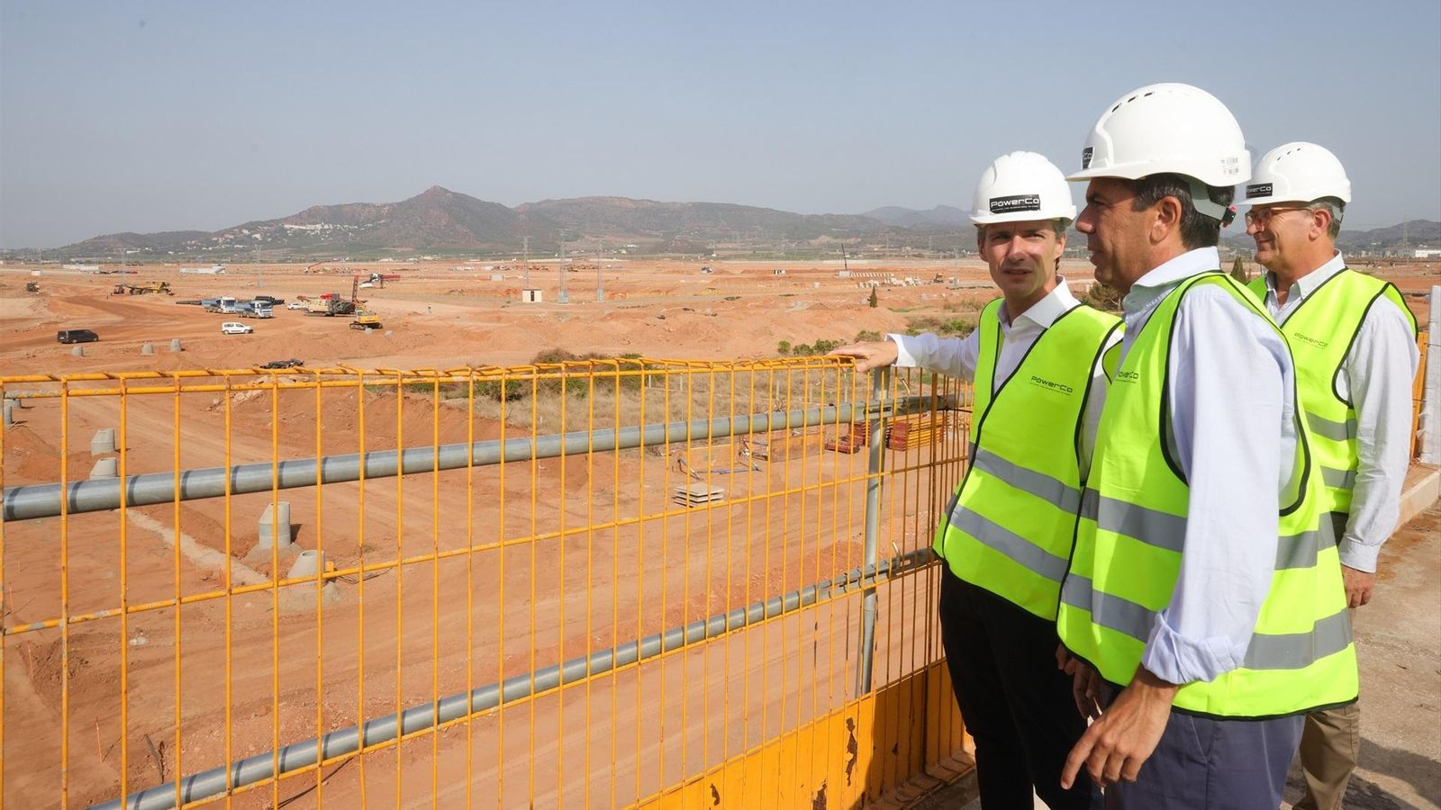 Mazón, durant una visita a les obres de la gigafactoria de Volkswaguen a Parc Sagunt II (arxiu)