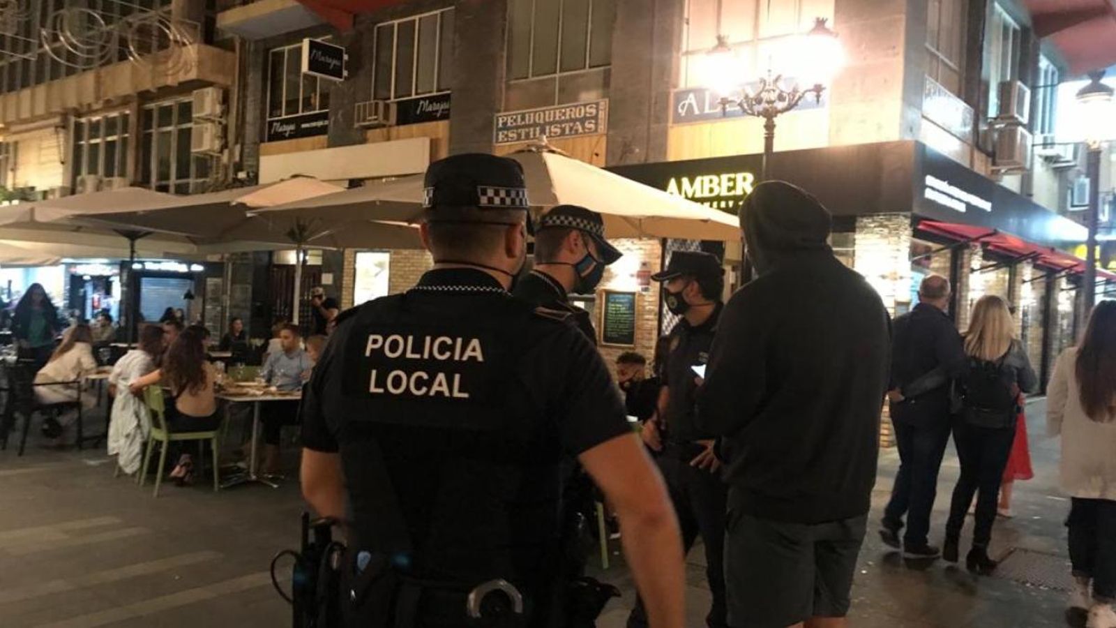 Agents de la Policia Local durant els controls