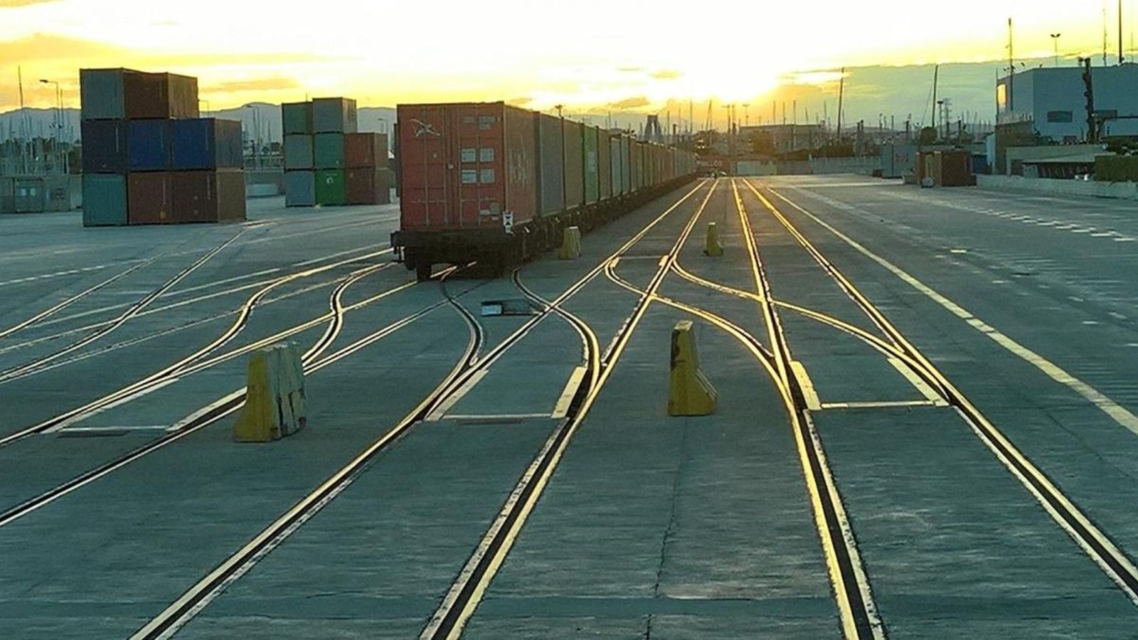 L'actuació és bàsica per a la instal·lació del tercer carril en aquesta via i la circulació dels trens de mercaderies