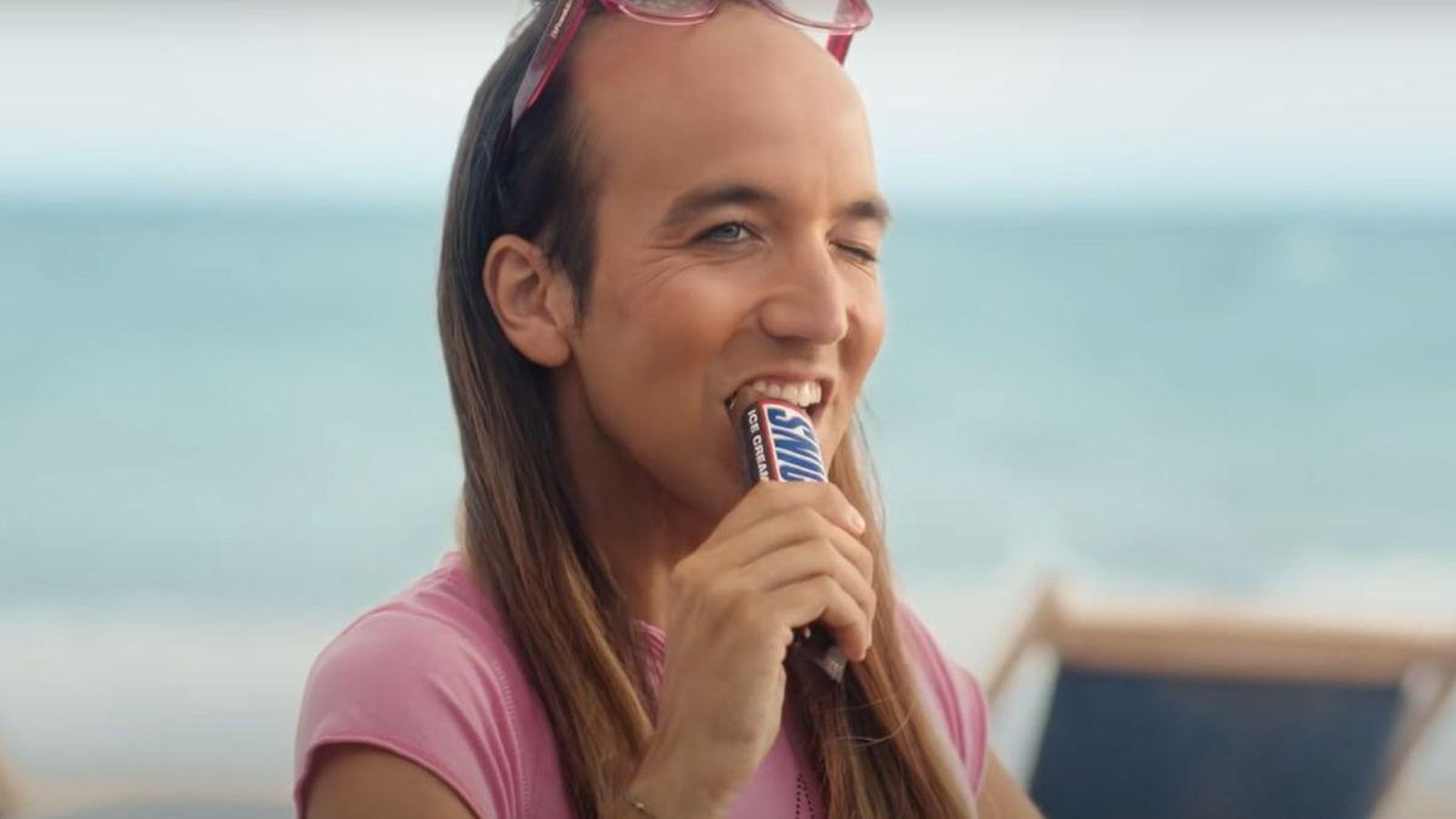 Aless Gibaja en un fotograma del polèmic anunci d'Snickers que ha sigut retirat
