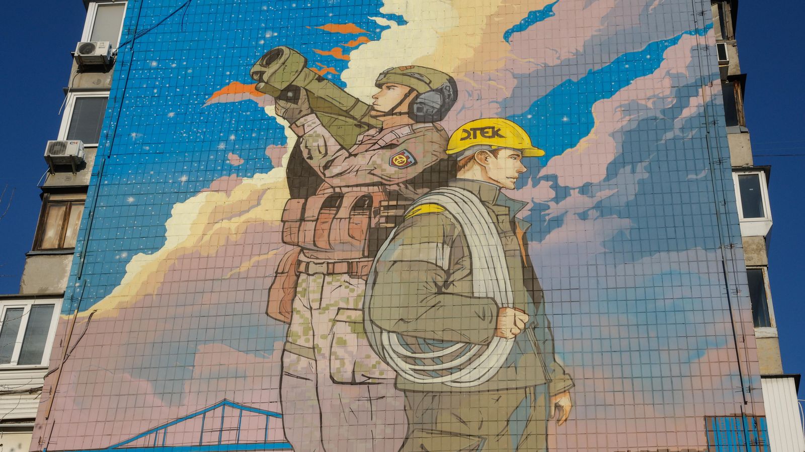 Nou mural a Kíiv dels artistes Andrii Kovtun i Anton Kudryashov dedicat a les forces de defensa aèria i als treballadors de l'energia d'Ucraïna