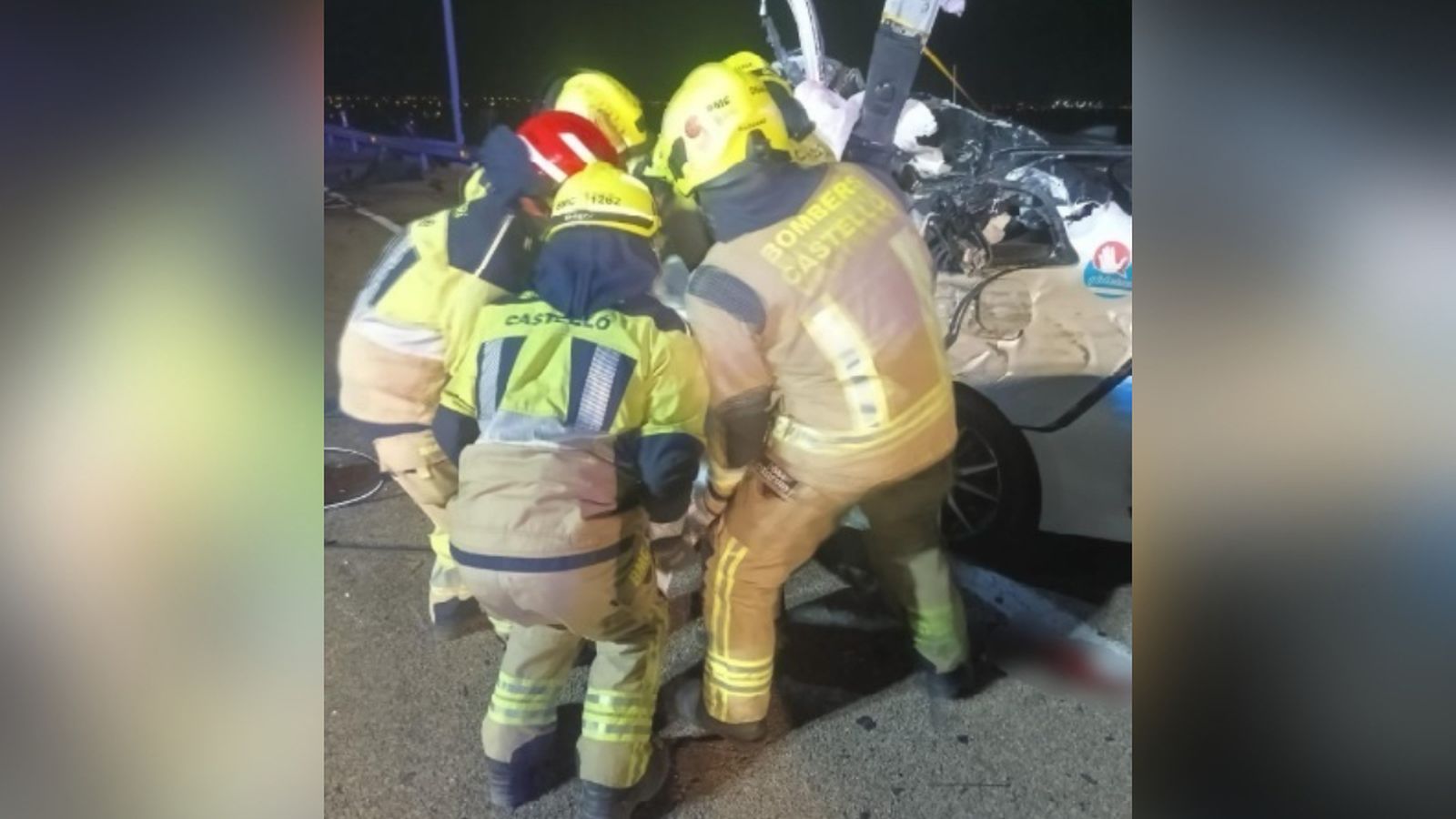 Un dispositiu dels Bombers de Castelló en el lloc del sinistre, a l'-N-340