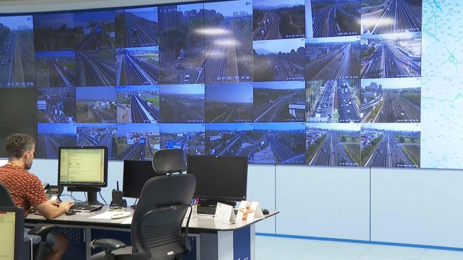 Personal de la delegació de la DGT a la Comunitat Valenciana controla, des de les pantalles, l'estat del trànsit a les carreteres valencianes Personal de la delegació de la DGT a la Comunitat Valenciana controla, des de les pantalles, l'estat del trànsit a les carreteres valencianes