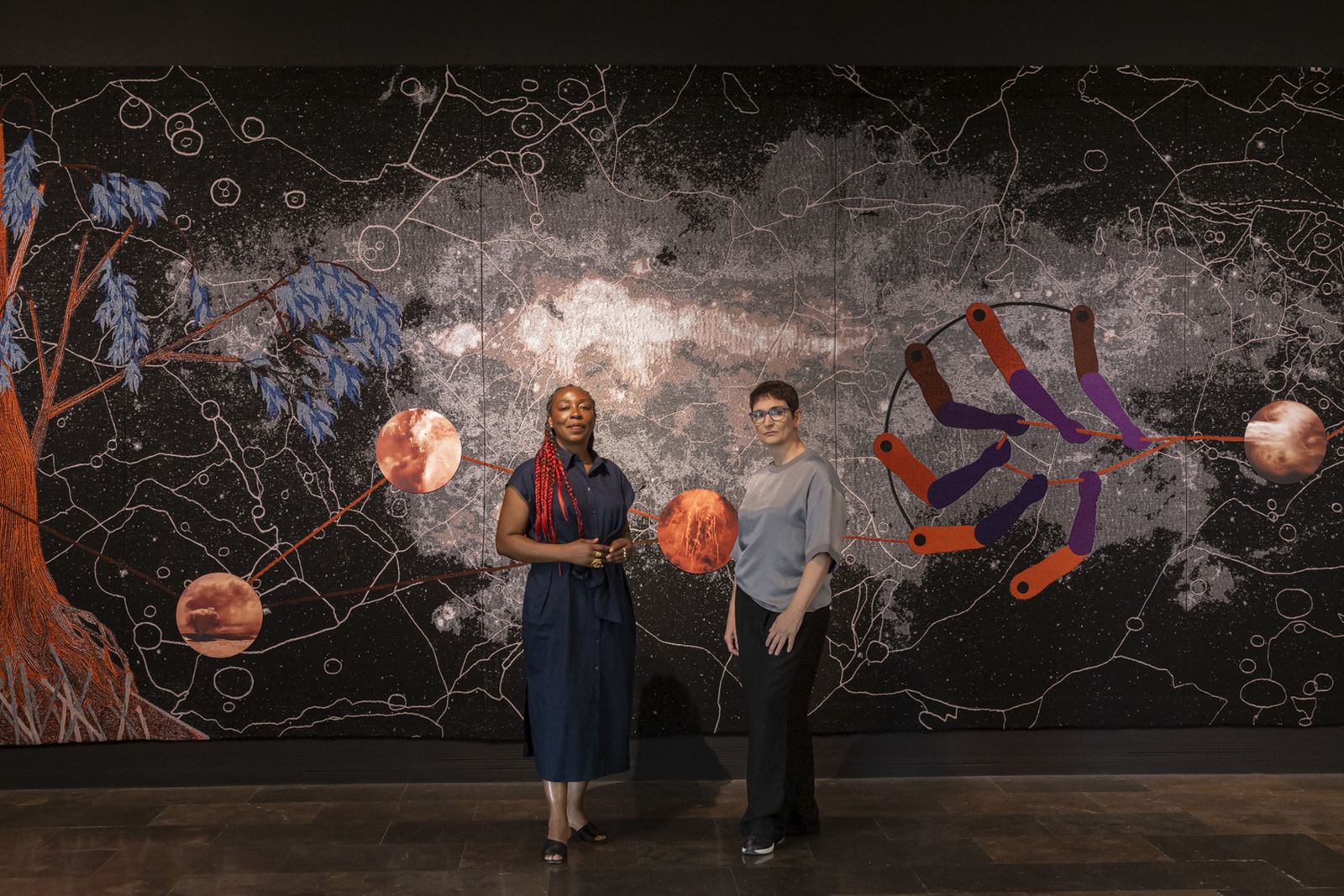 L'artista Otobong Nkanga juntament amb  la directora de l'IVAM i comissària de l'exposició, Nuria Enguita