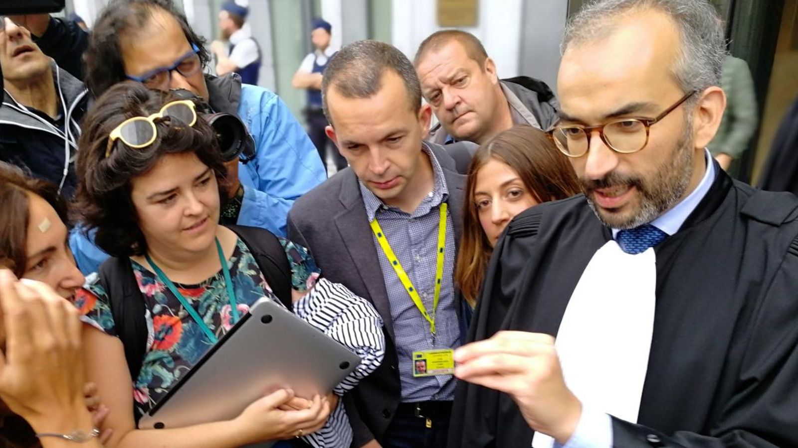 L'advocat del jutge Llarena contesta les preguntes dels periodistes a l'eixida de la sala 7 del tribunal de primera instància d'un jutjat de Brussel·les
