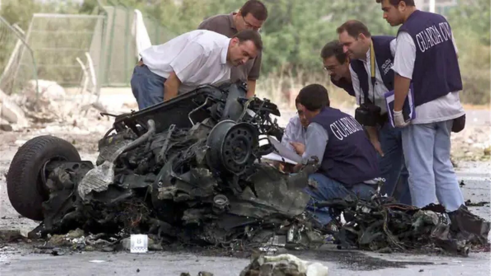 Guàrdies civils examinen les restes del cotxe bomba que ETA va fer esclatar a Santa Pola el 4 d'agost del 2002