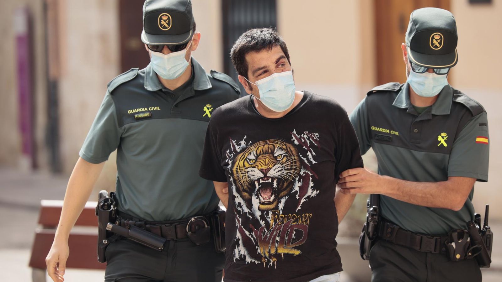El detingut ix del jutjat de Xàtiva