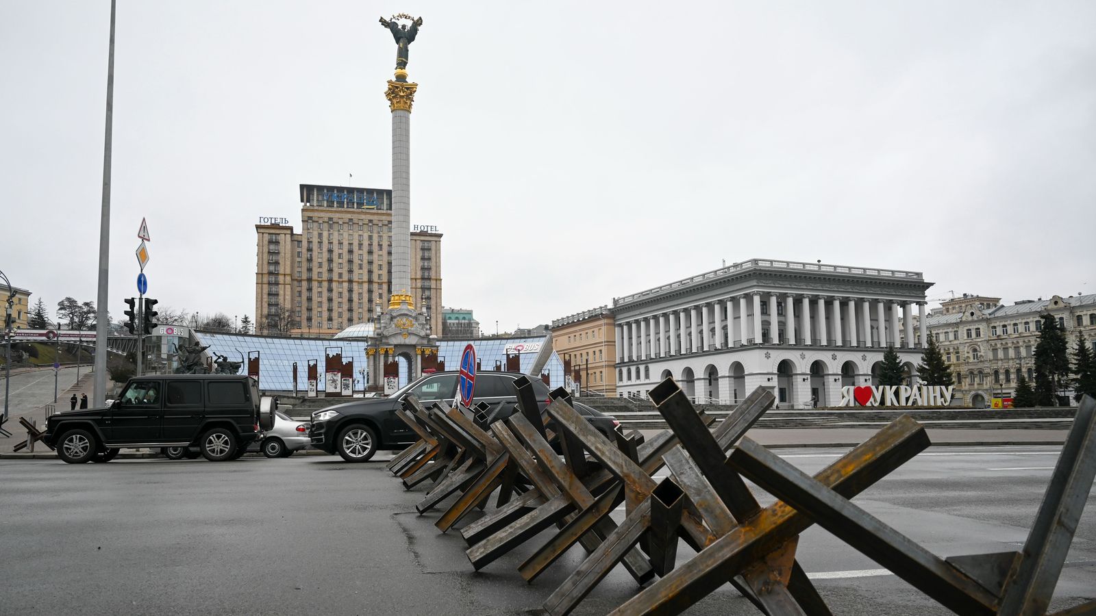 La plaça de la Independència de Kíiv, amb barricades per a evitar l'accés de les tropes invasores de Rússia