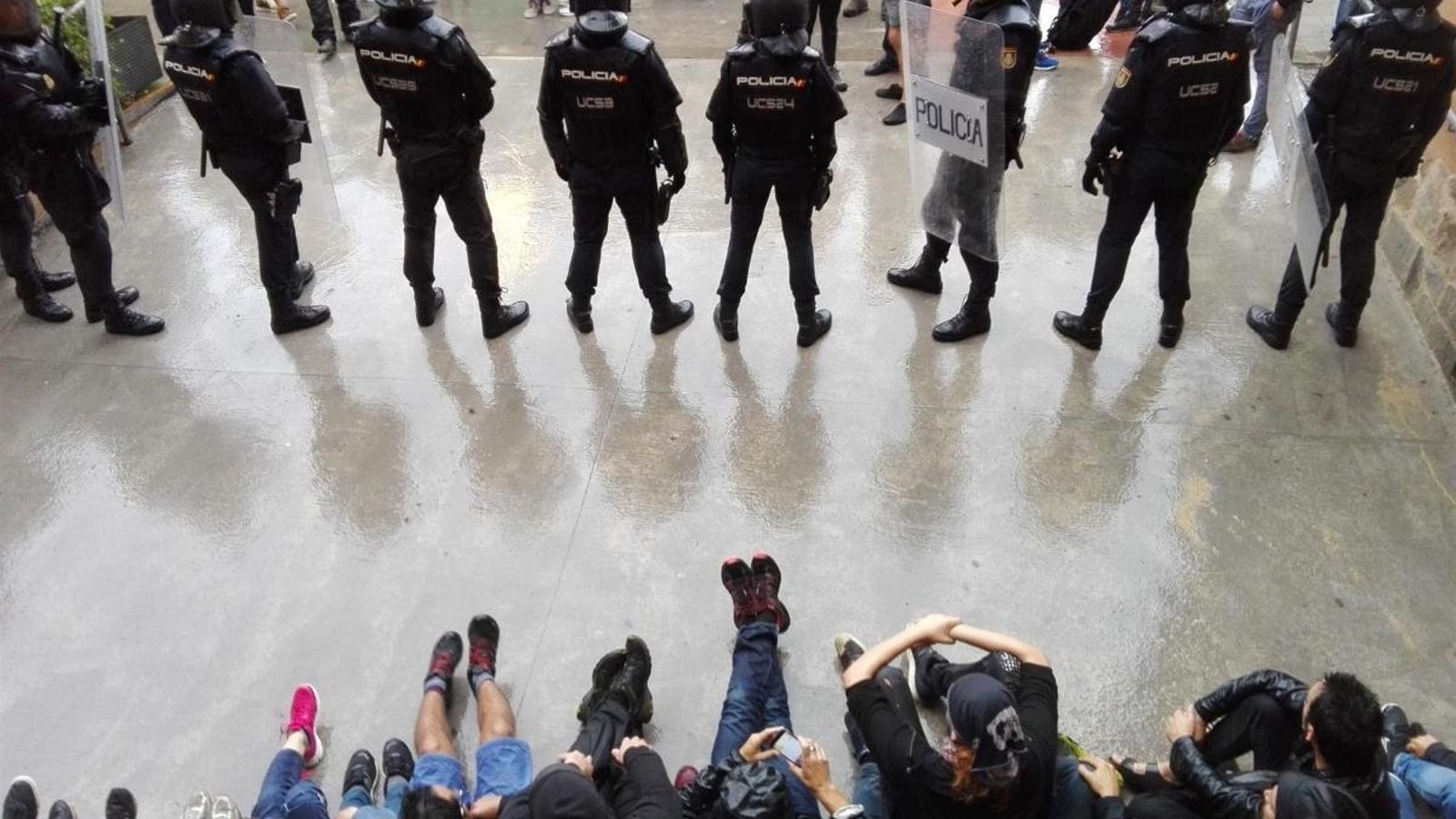 Agents de la Policia Nacional i manifestats, l'1 d'octubre de 2017 a Barcelona