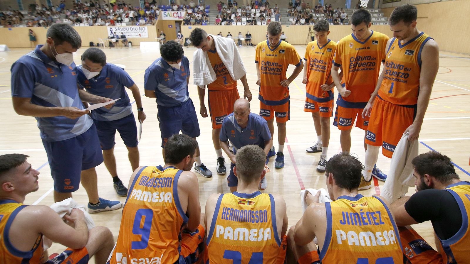Temps mort en el partit entre el València Basket i el Baxi Manresa al pavelló municipal de Salou