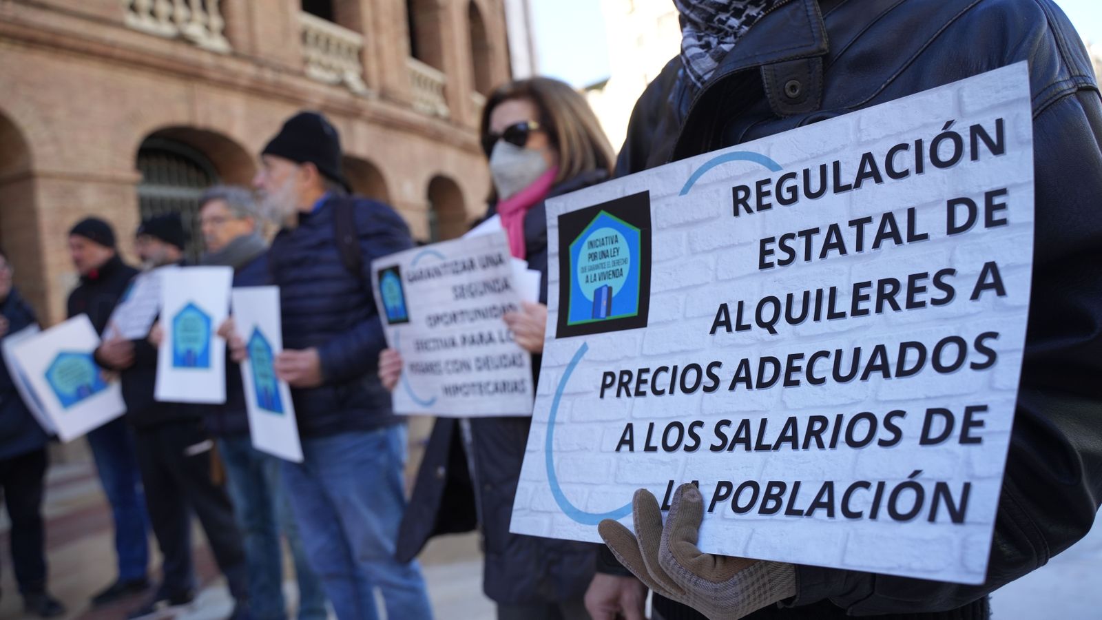 Un grup de persones amb pancartes que reclamen la regulació dels lloguers durant una concentració de la PAH