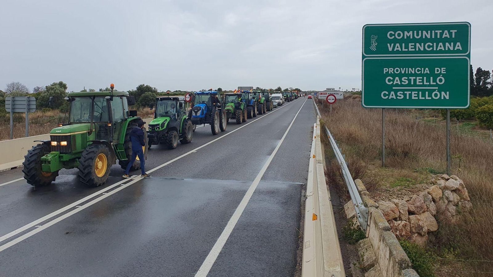Els tractors han aconseguit tallar la nacional 340, a Vinaròs aquest divendres al matí