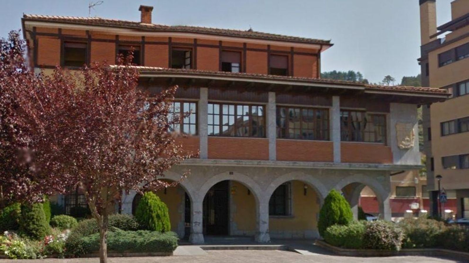 Ajuntament de Zaldibia, una xicoteta localitat guipuscoana, situada als peus de la serra d'Aralar