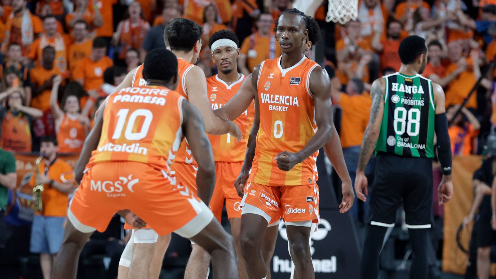 Imatge del primer partit de la sèrie de semifinals