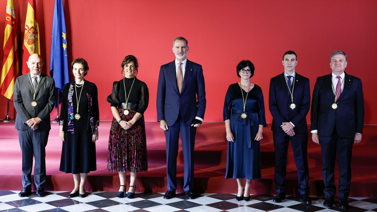 Felipe VI, amb els sis premiats amb els Rei Jaume I d'enguany, en finalitzar la cerimònia de lliurament dels guardons a la Llotja
