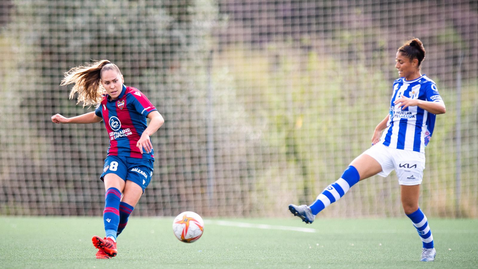 La granota Irene fa una passada en el partit contra l'Sporting de Huelva