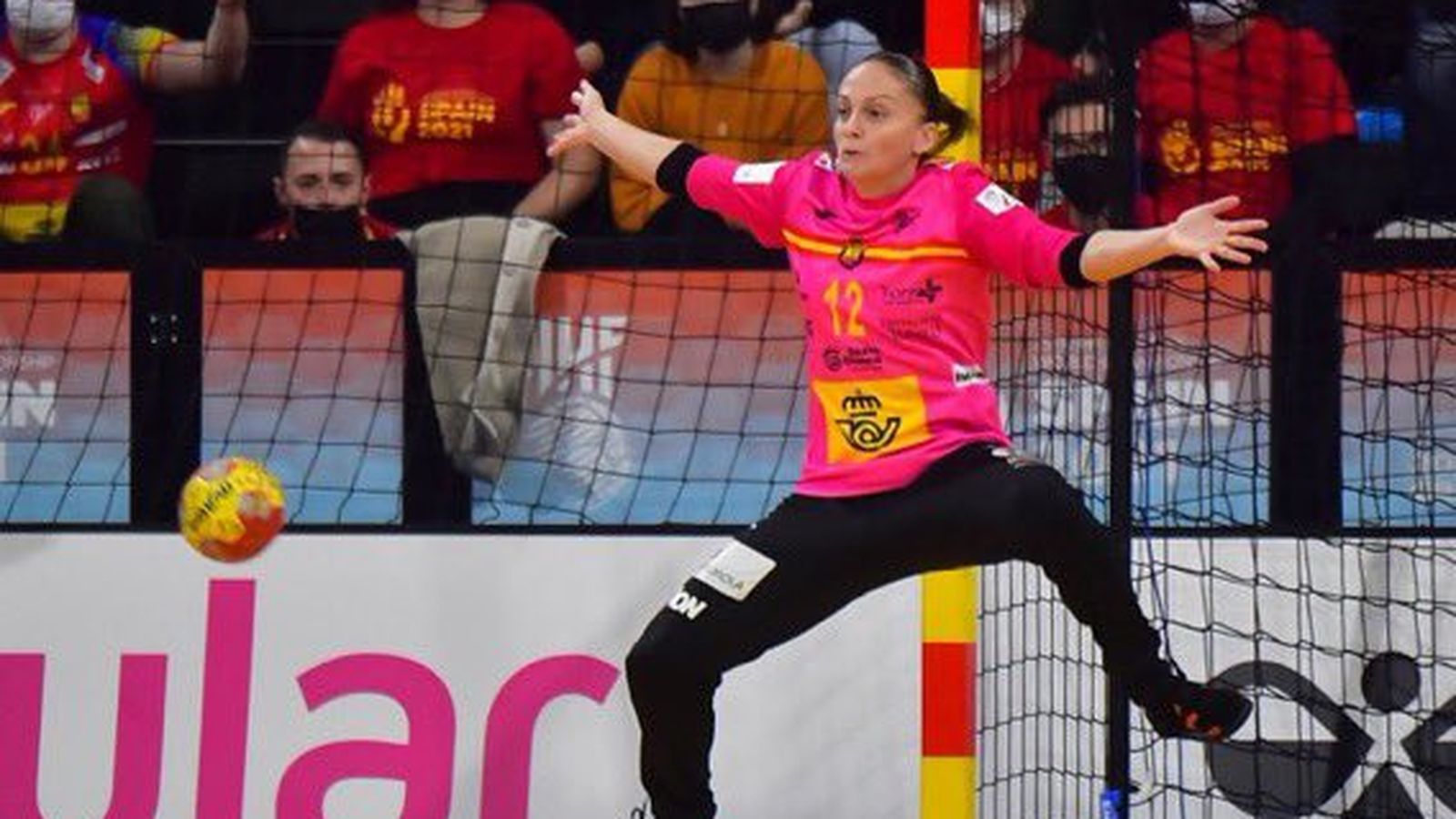 Silvia Navarro tracta de parar una pilota amb la selecció espanyola