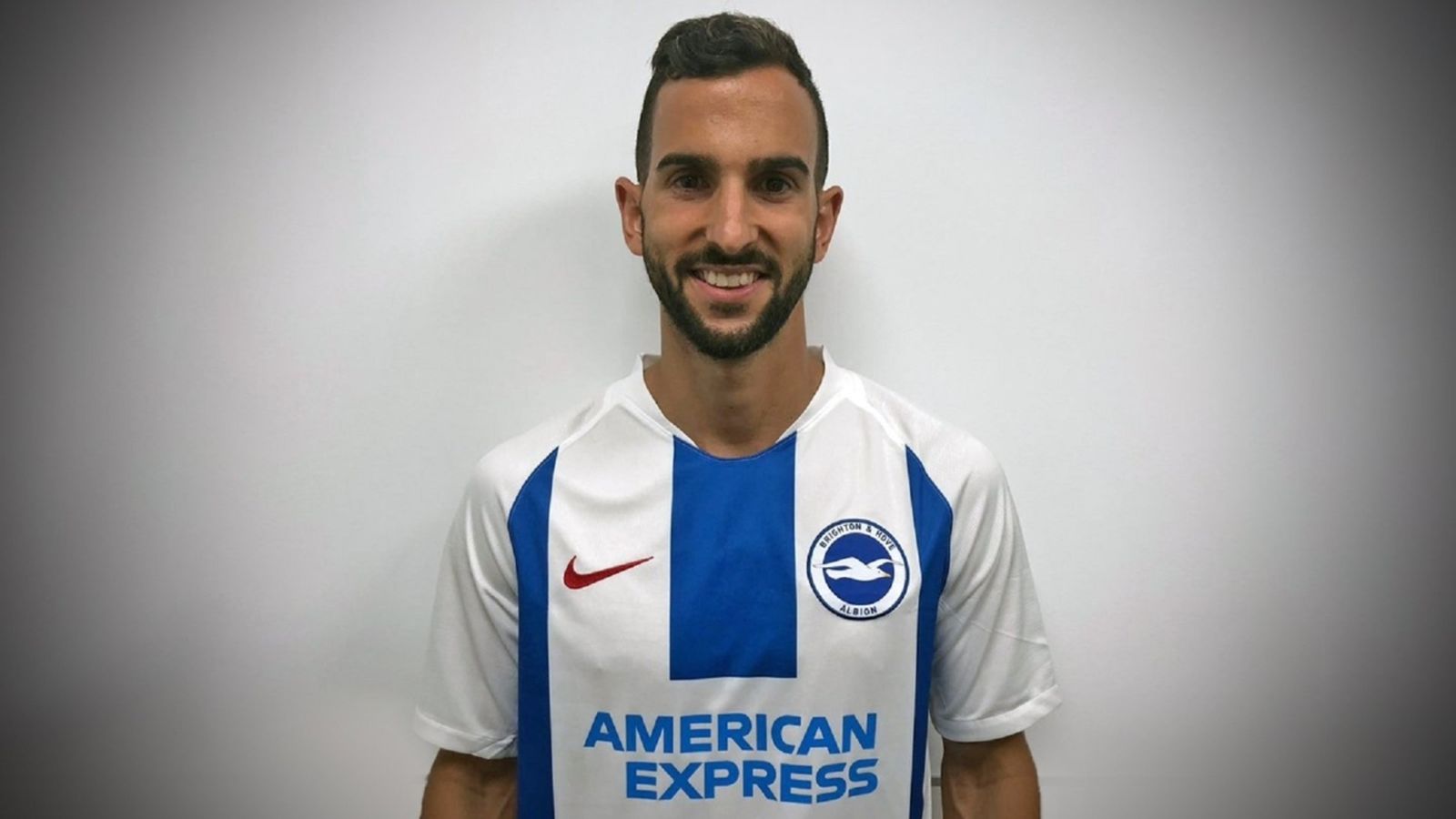 Martín Montoya, amb la samarreta del Brighton