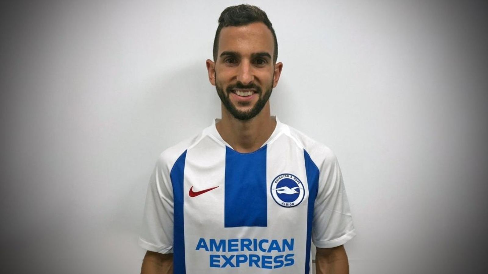 Martín Montoya, amb la samarreta del Brighton