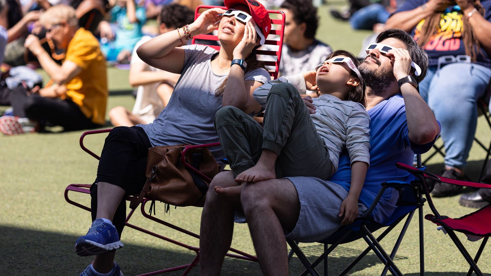 Una família observa un eclipsi, en una imatge d'arxiu