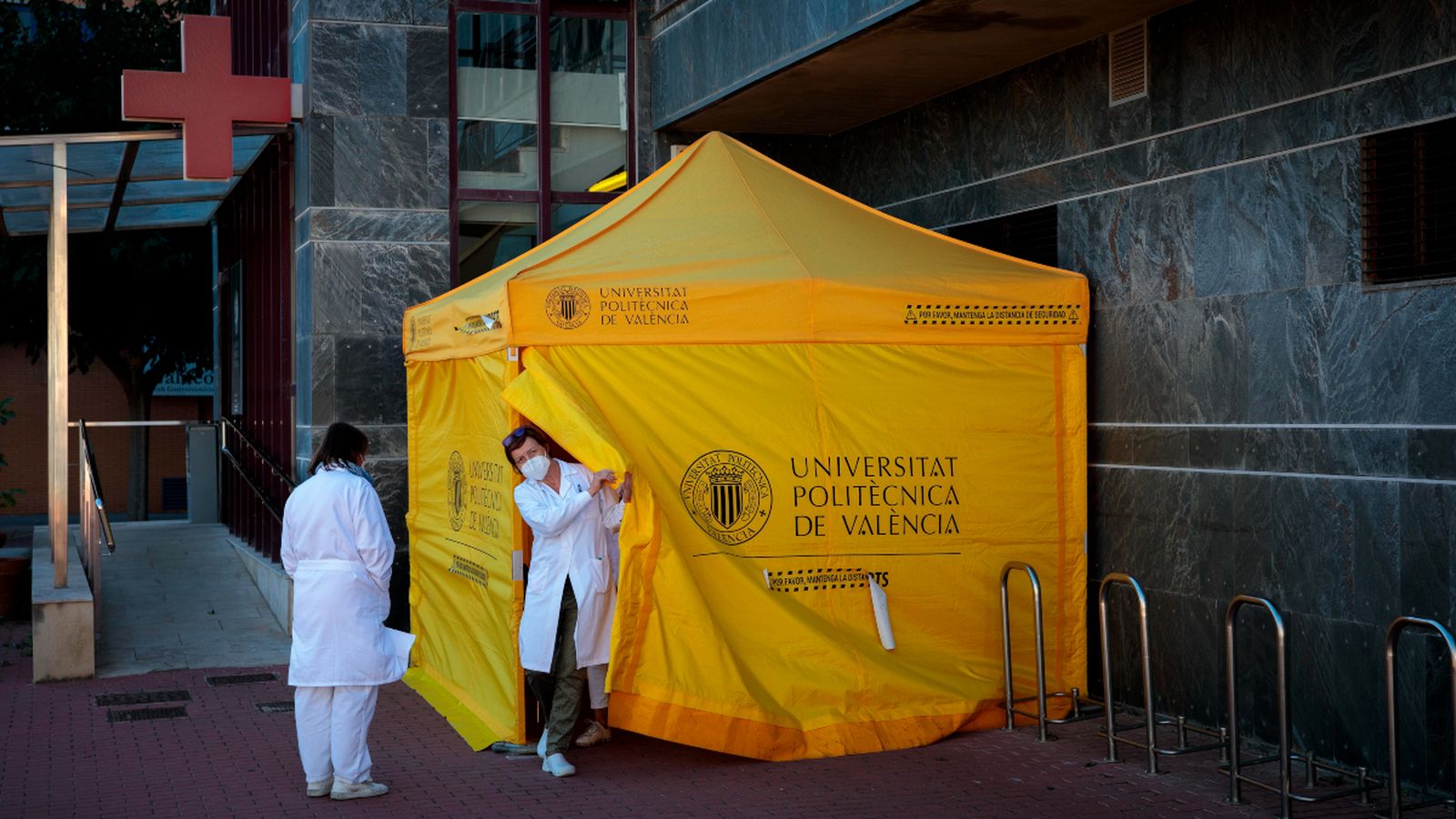 Carpa preparada per a realitzar test ràpids al personal amb símptomes de coronavirus del campus de la Universitat Politècnica de València