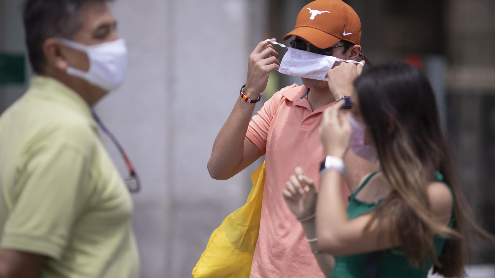 Un home es lleva la màscara, a la Porta del Sol, a 18 de juny de 2021, a Madrid
