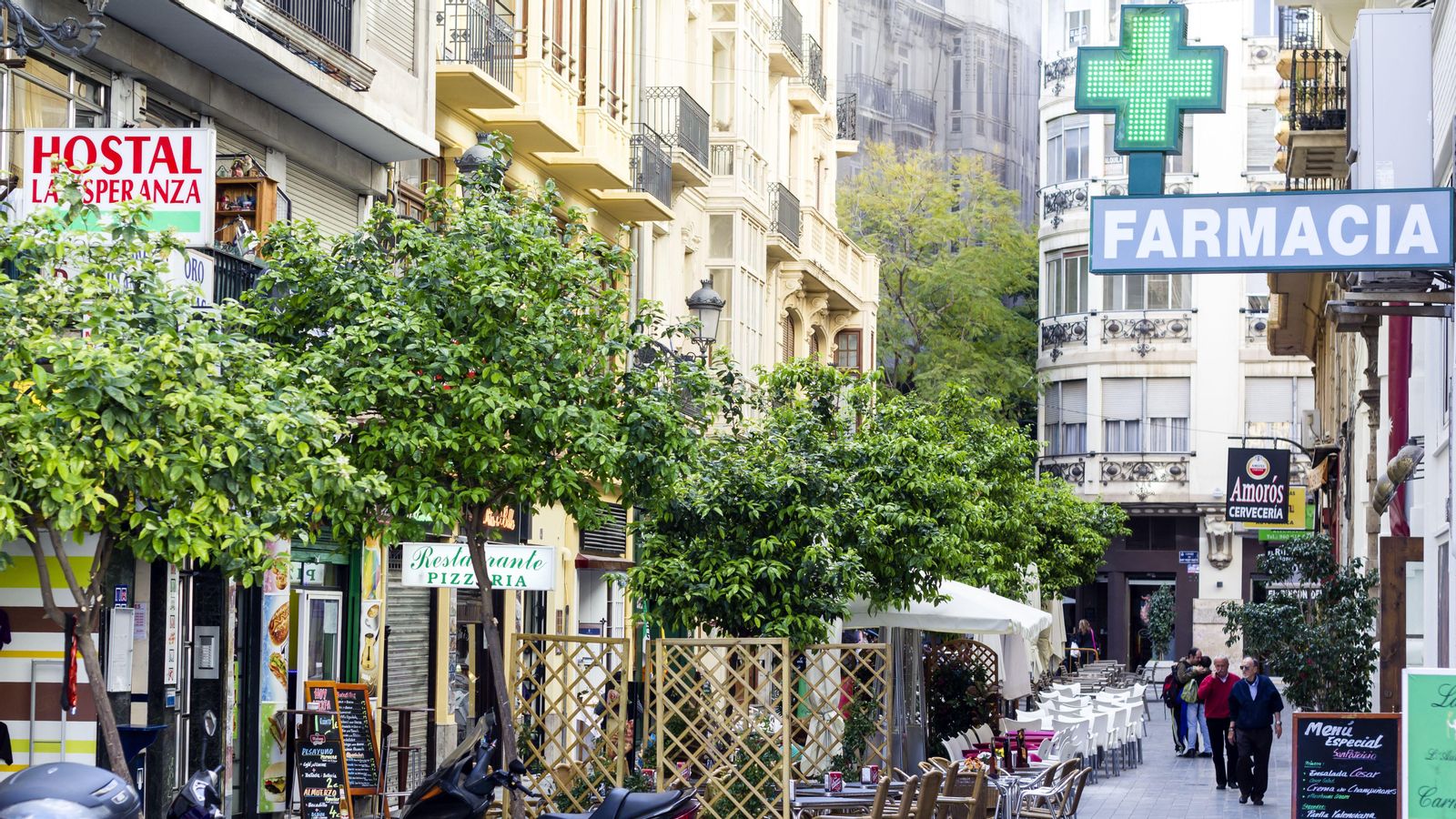 Una farmàcia en un carrer de València (arxiu)