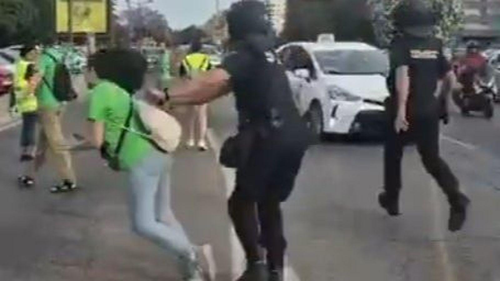 EuropaPress_7562849_denuncian_brutal_agresion_policia_manifestante_educacion_publica_valencia