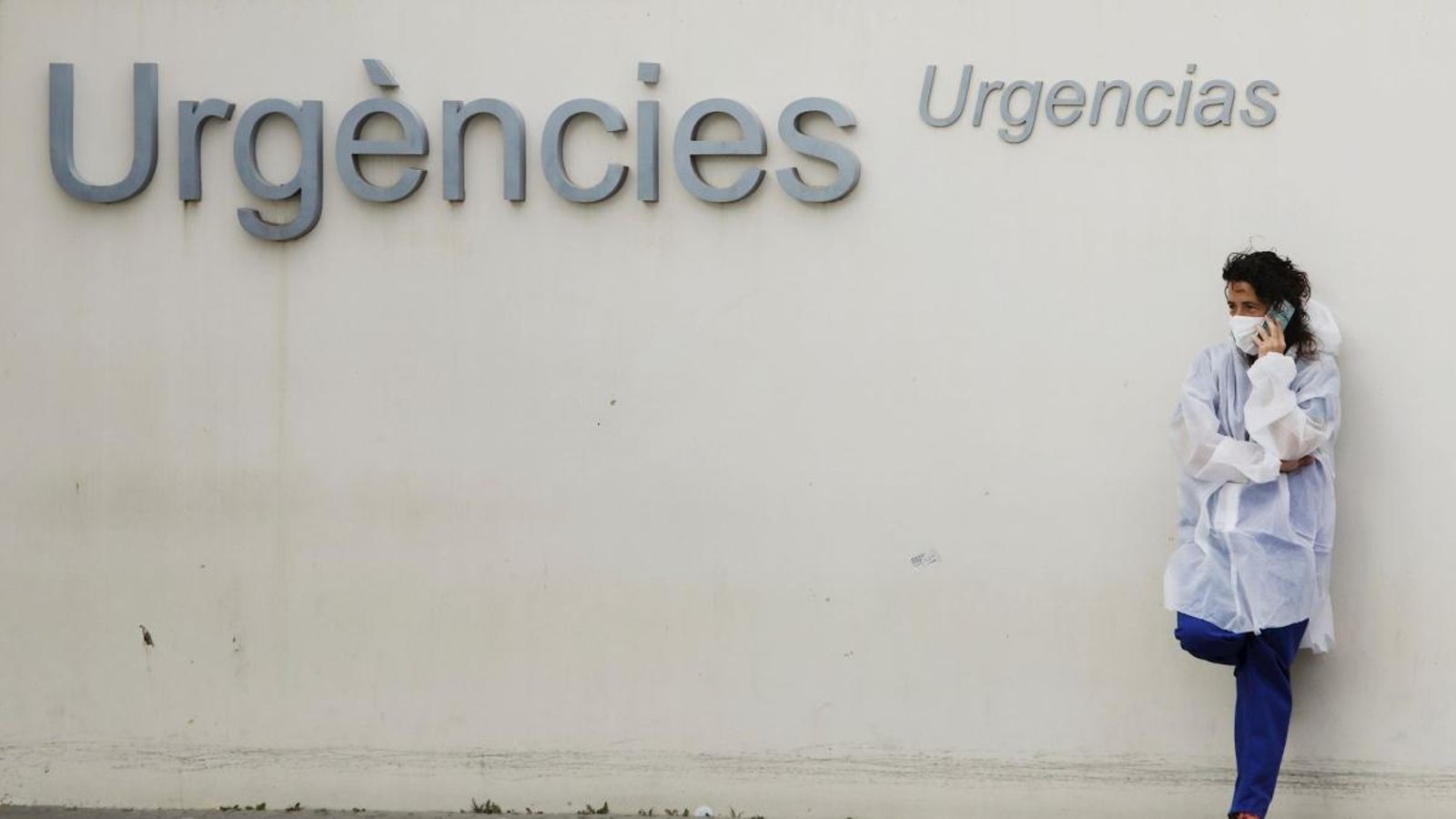 Personal sanitari en la zona d'urgències de l'Hospital La Fe de València
