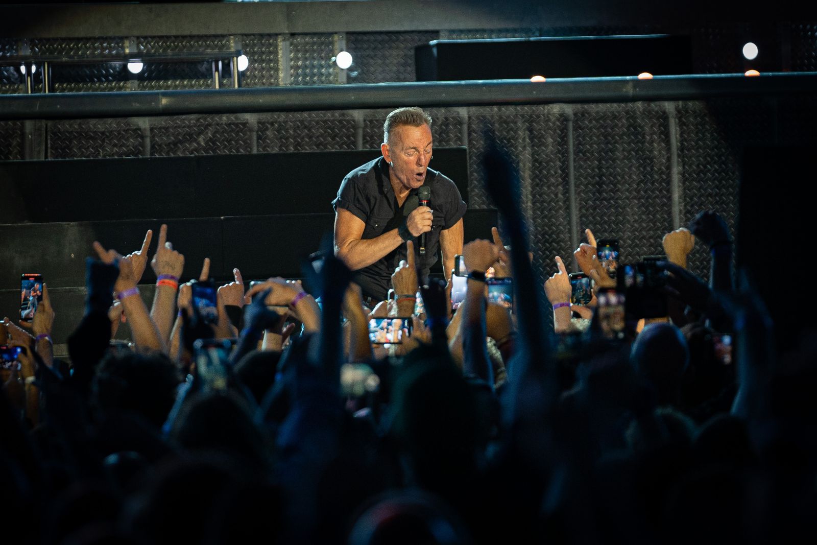 Bruce Springsteen s'apropa als fans mentre interpreta una de les cançons