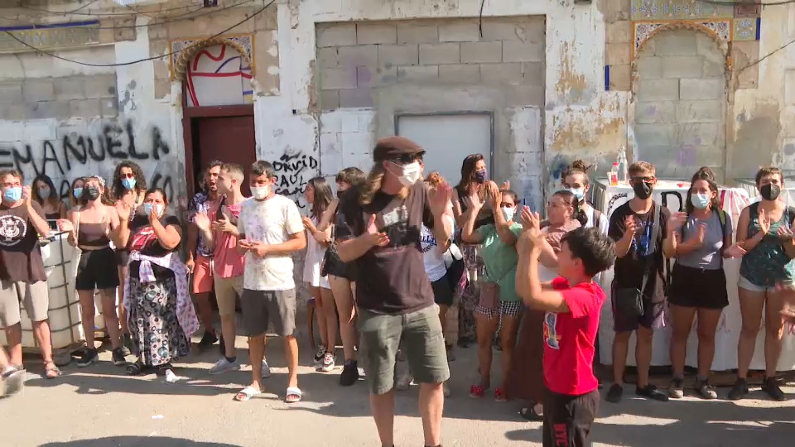 Veïns que s'han concentrat en les immediacions de l'edifici que volien desallotjar aquest dilluns, al barri de la Creu Coberta de València