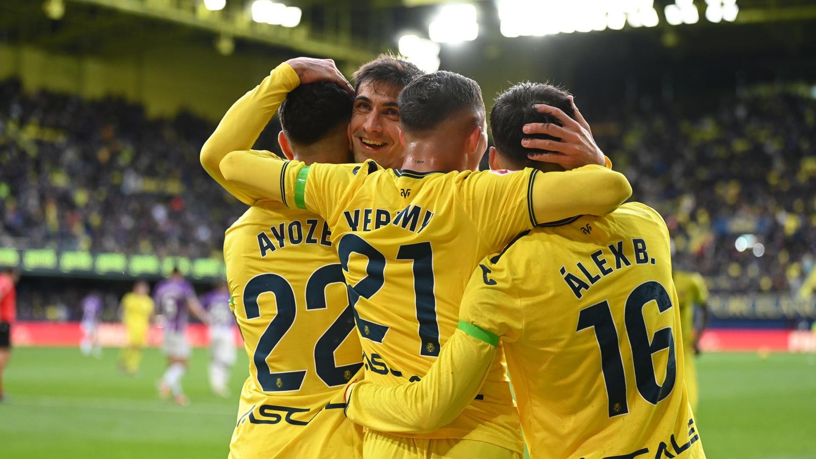 Els jugadors groguets celebren un dels gols