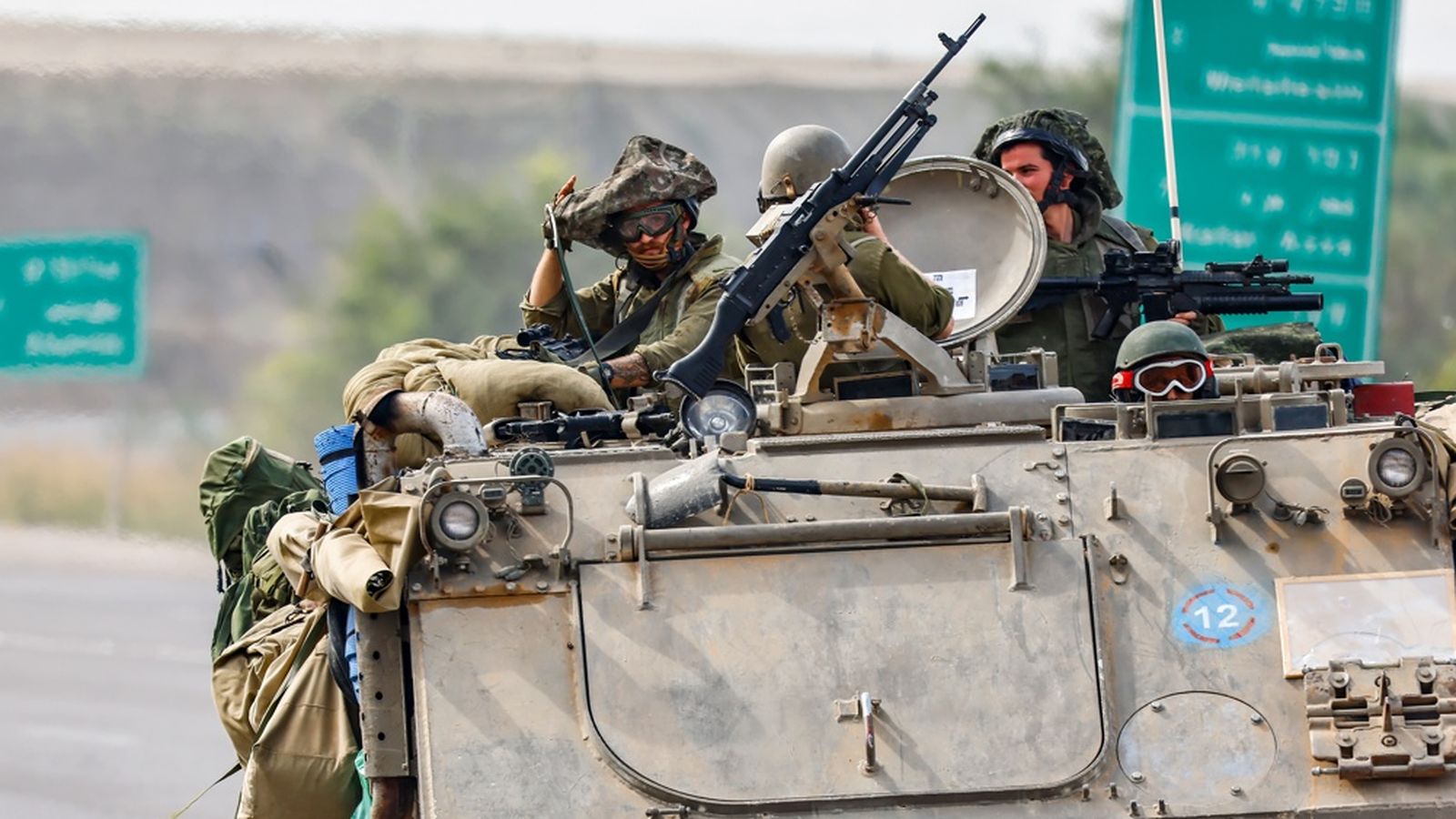 Un blindat israelià en els accesos a la frontera de Gaza