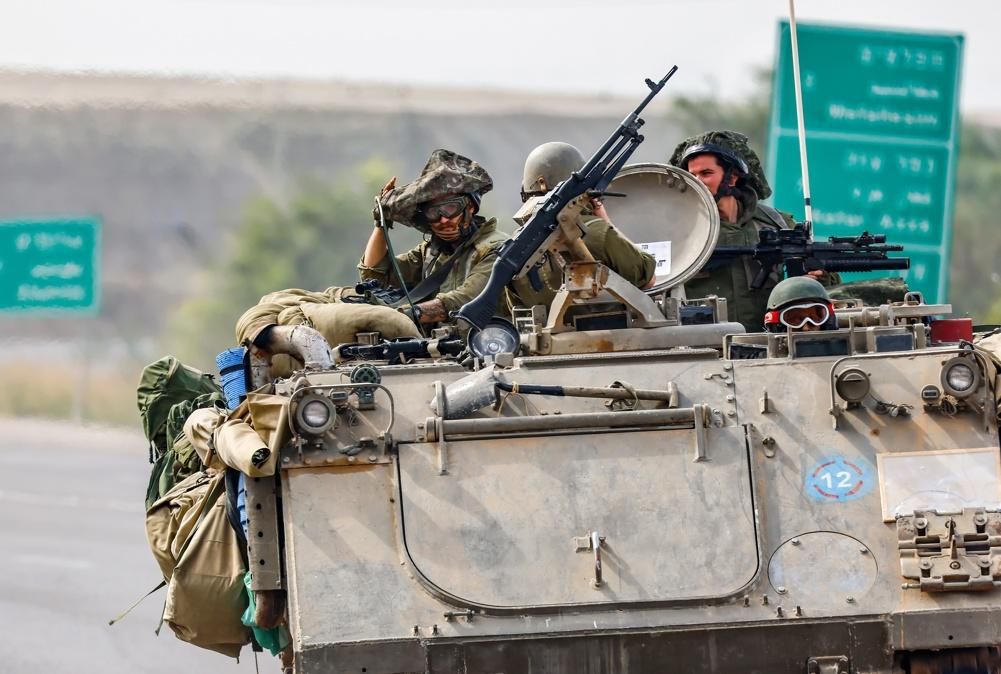 Un blindat israelià en els accesos a la frontera de Gaza Un blindat israelià en els accesos a la frontera de Gaza