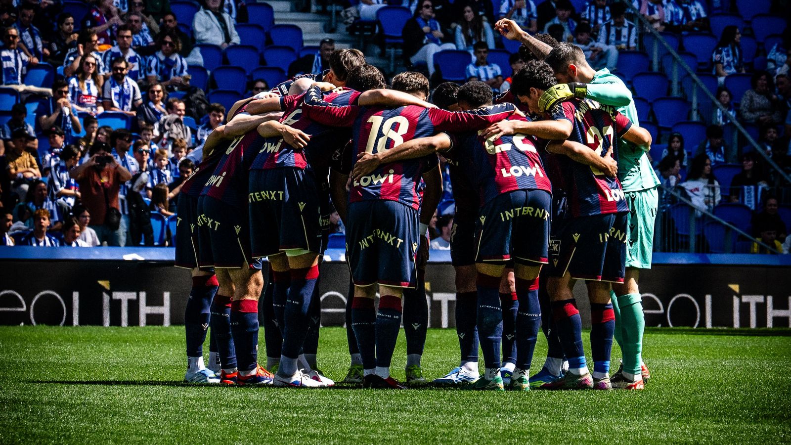 Els jugadors del Llevant s'animen abans d'un partit