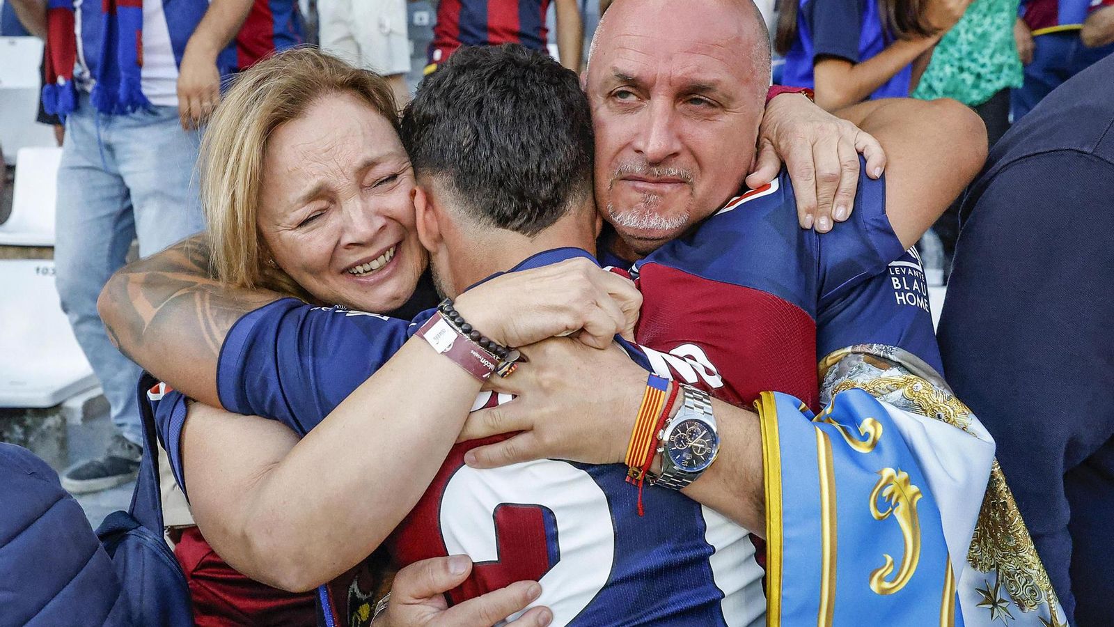 El jugador del Llevant Sergio Lozano celebra amb els seus familiars l'ascens a Primera Divisió després de guanyar el Burgos CF este diumenge en el partit de LaLiga Hypermotion celebrat a l'Estadi Municipal El Plantío de Burgos. EFE/Santi Otero