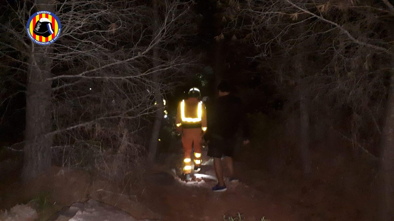 Imatge del moment en que els bombers ajudaven les persones estraviades a baixar de la Serra del Garbí