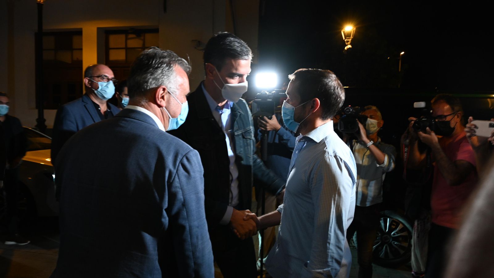 El president del govern espanyol, Pedro Sánchez, saluda el president de les Canàries, Ángel Víctor Torres, i el president del Cabildo de La Palma, Mariano Hernández Zapata