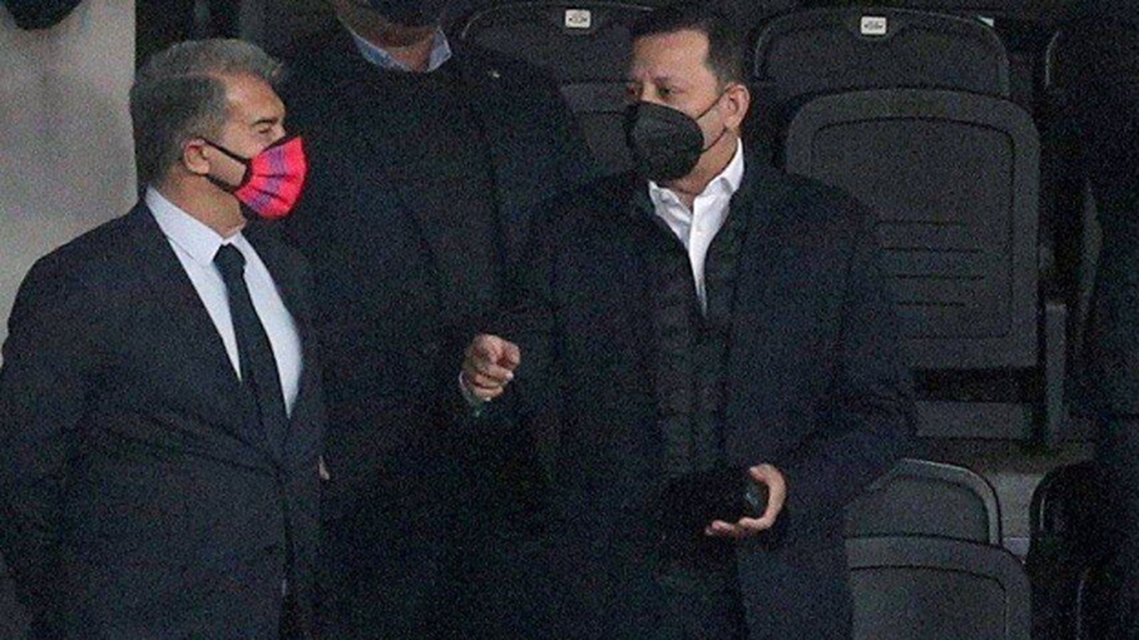 Joan Laporta i Anil Murthy durant un partit entre el Barça i el València