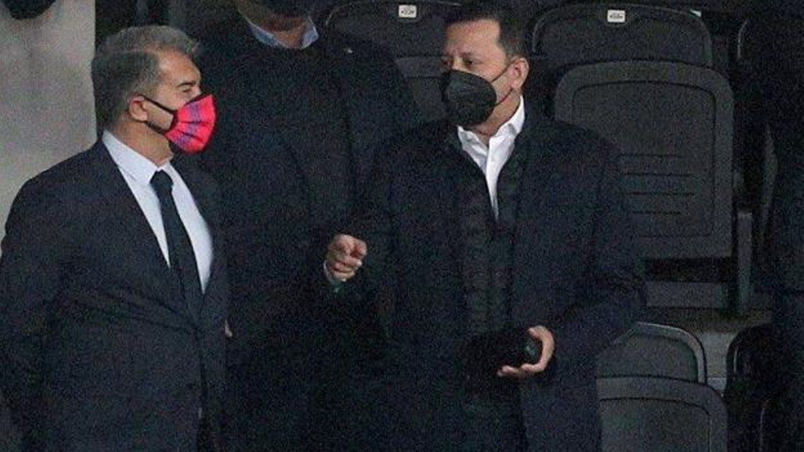 Joan Laporta i Anil Murthy durant un partit entre el Barça i el València
